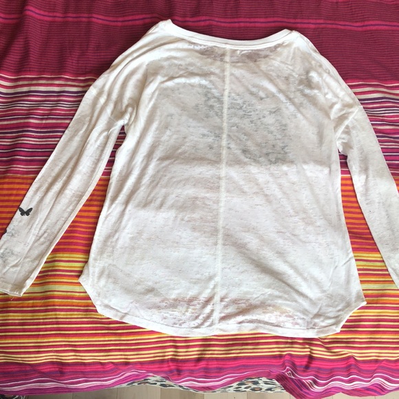 Pretty white tee long sleeves with a black butterfly SIZE XS 10$ - Picture 2 of 3